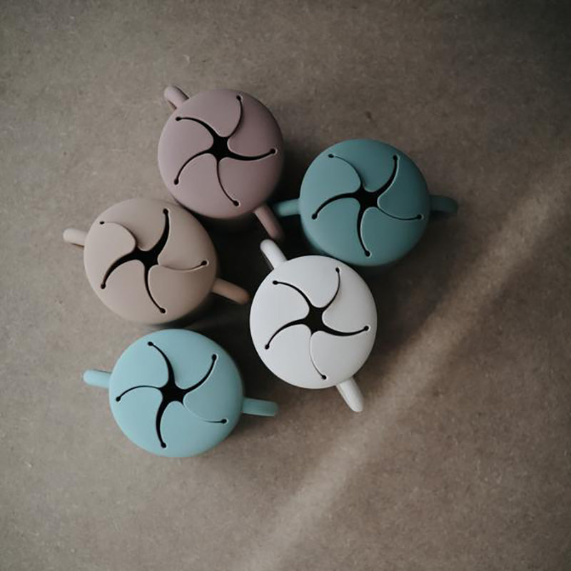 Mushie® Silikonska posodica za prigrizke Shifting Sand Mushie