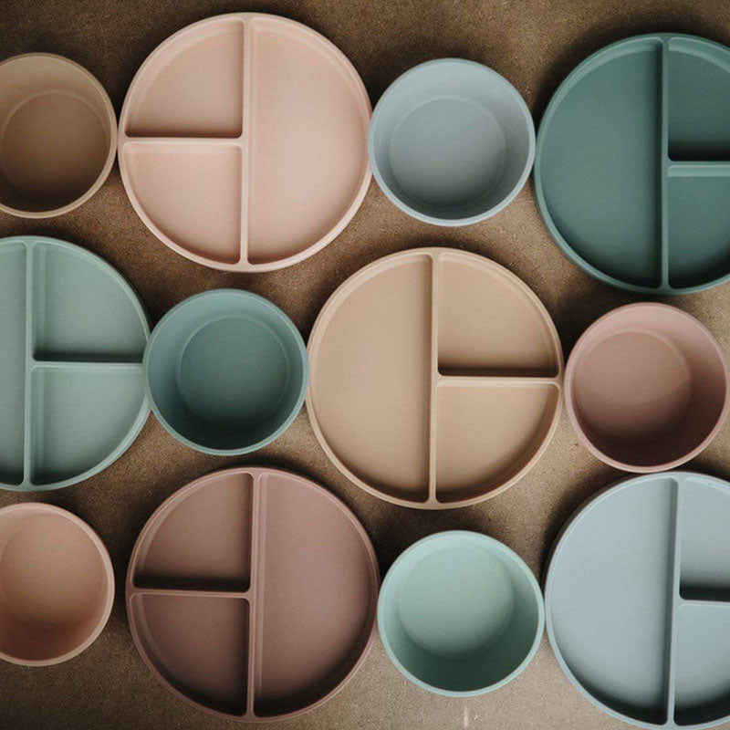 Mushie® Silikonski krožnik z vakumskim dnom Cambridge Blue Mushie