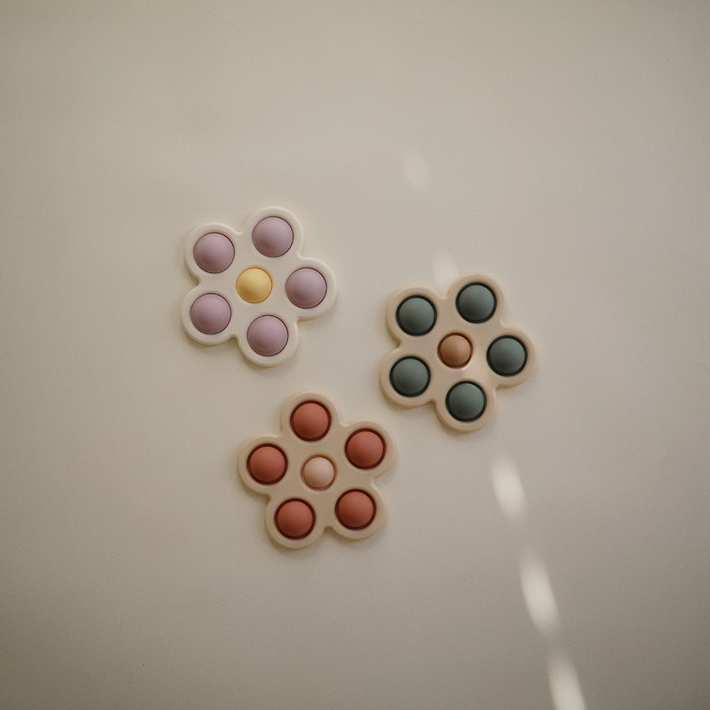 Mushie® Otroška igrača POP-IT Flower Rose/Blush/Shifting Sand Mushie