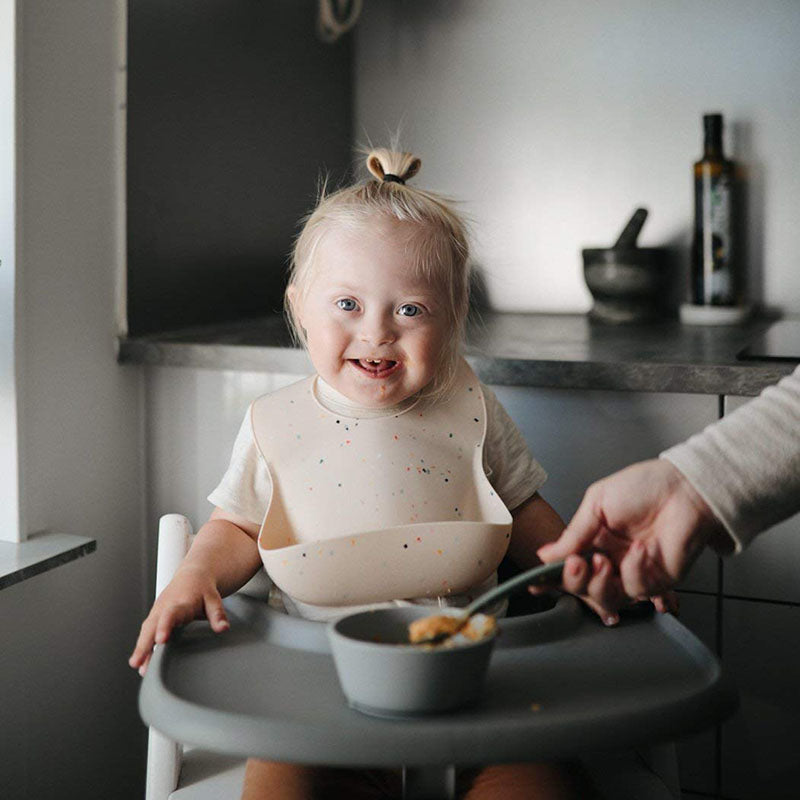 Mushie® Silikonska skledica z vakuumskim dnom Cambridge Blue Mushie