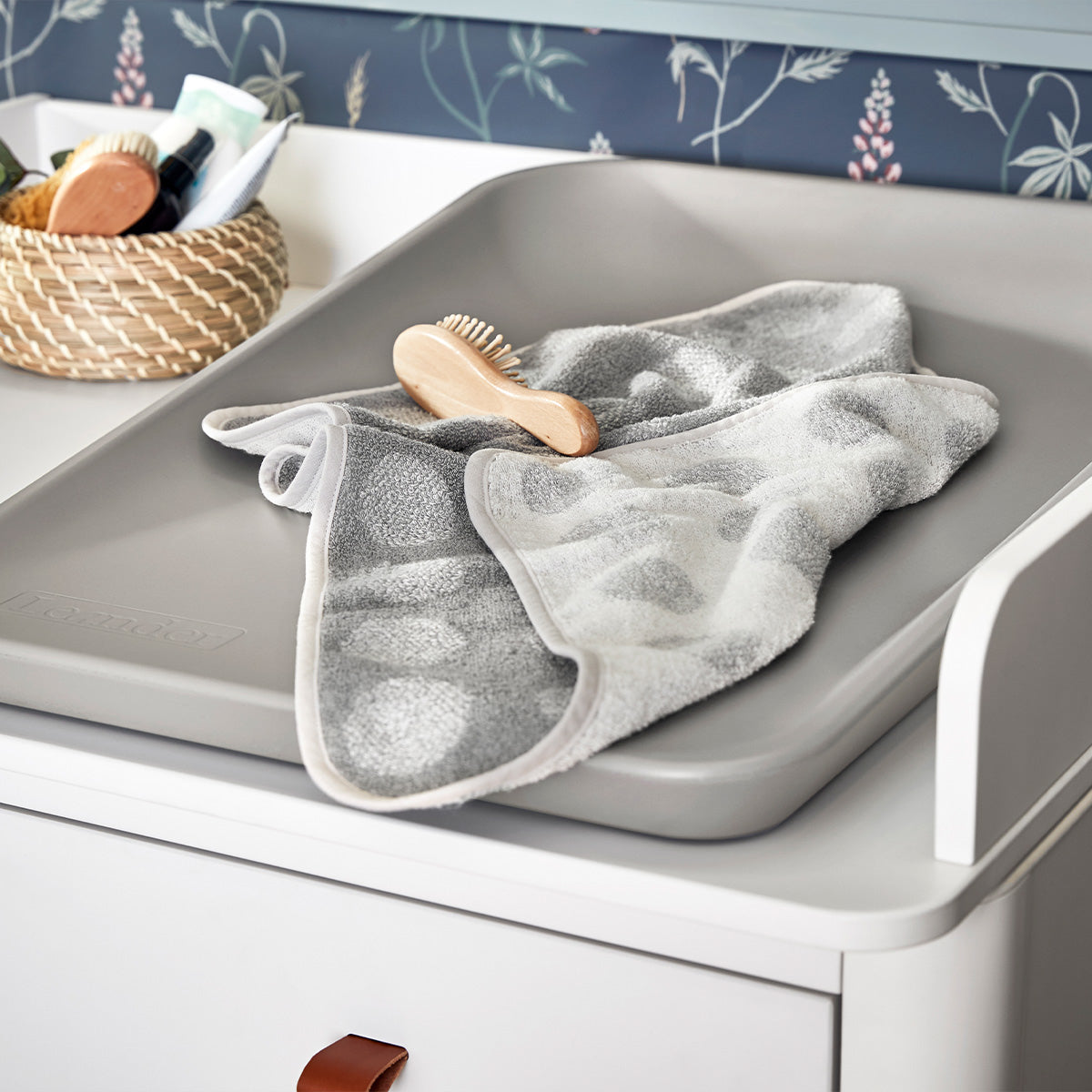 Leander® Previjalna podloga Matty Pearl Grey Leander