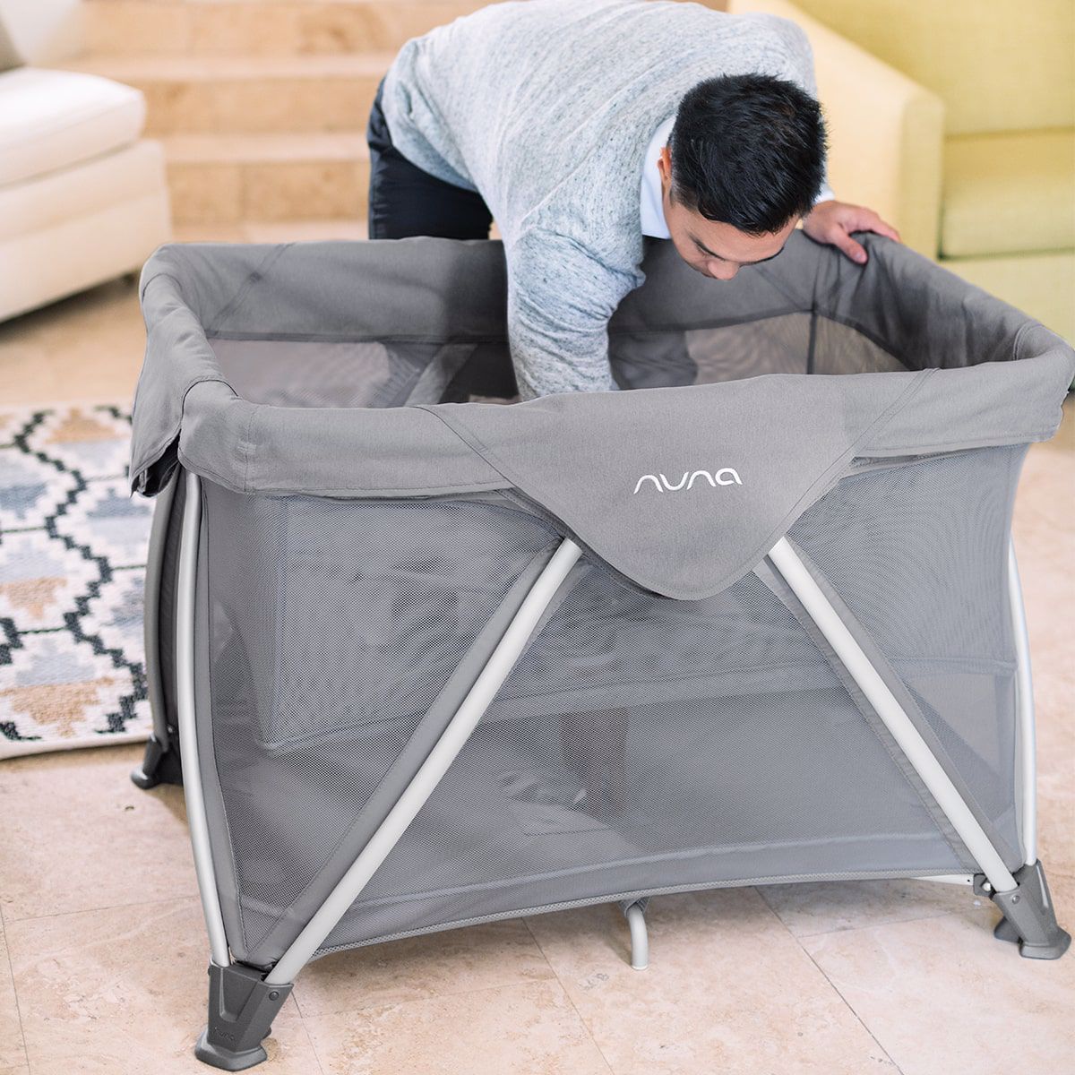 Nuna® Prenosna posteljica Sena™ Aire + rjuha Charcoal Nuna