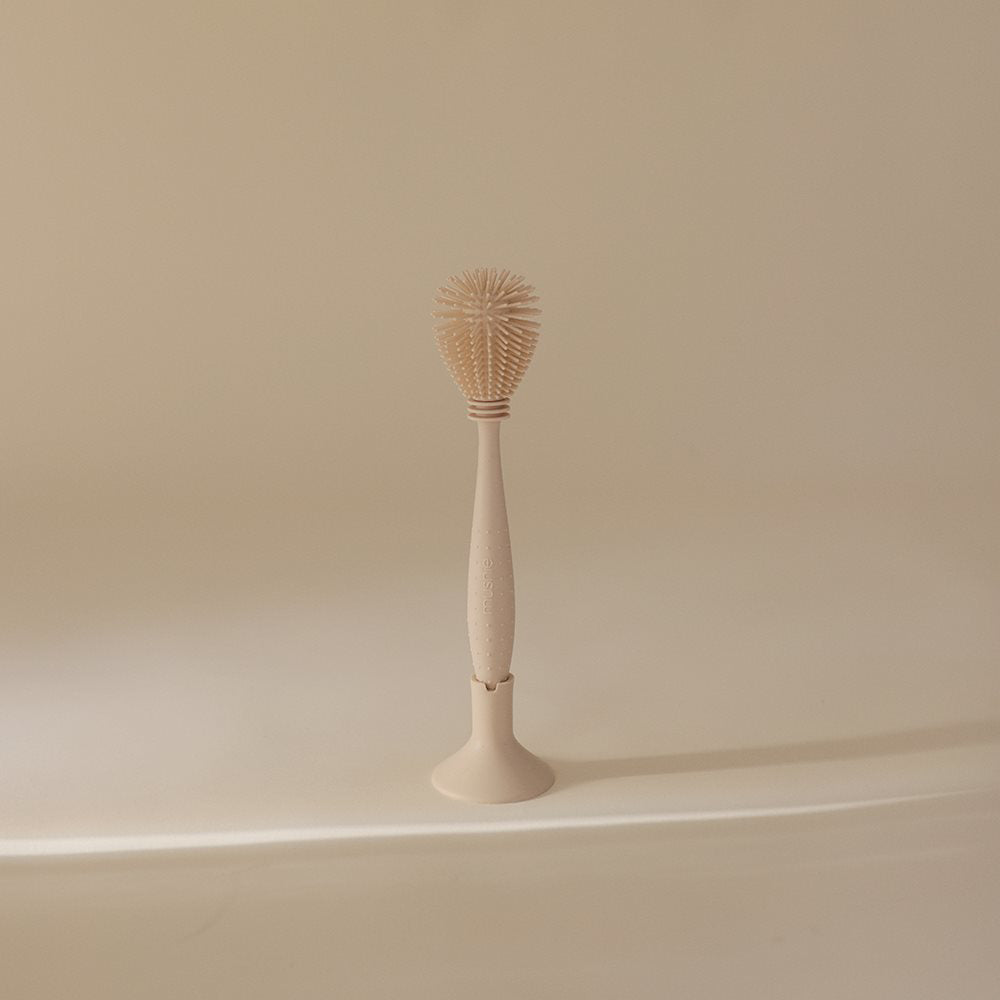 Mushie® Silikonska krtačka za čiščenje Shifting Sand Mushie