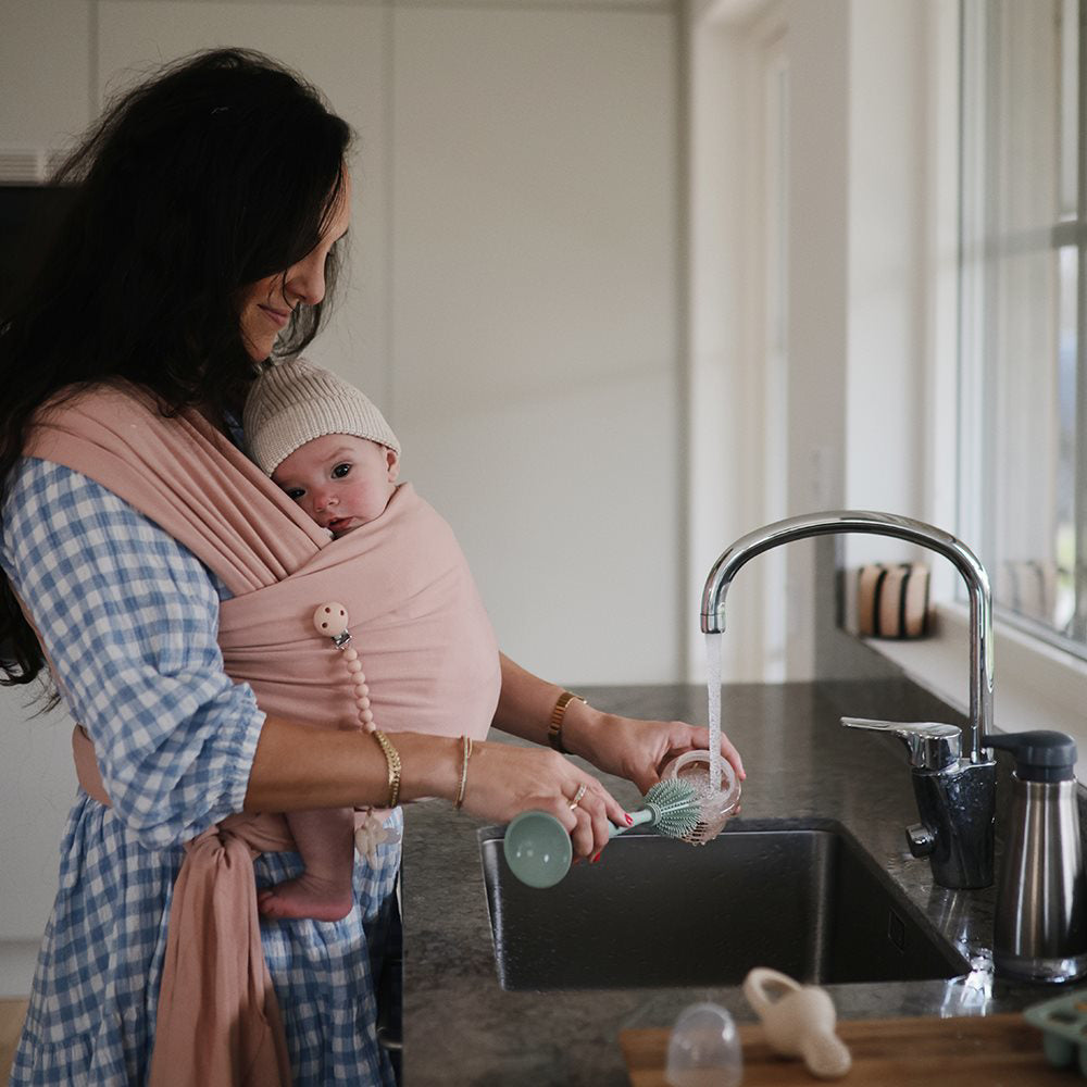 Mushie® Silikonska krtačka za čiščenje Blush Mushie