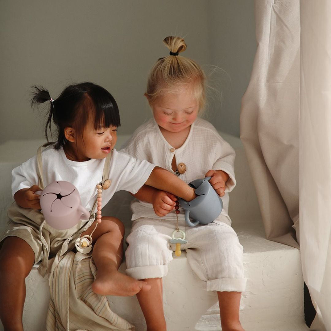 Mushie® Silikonska posodica za prigrizke Cloudy Mauve Mushie