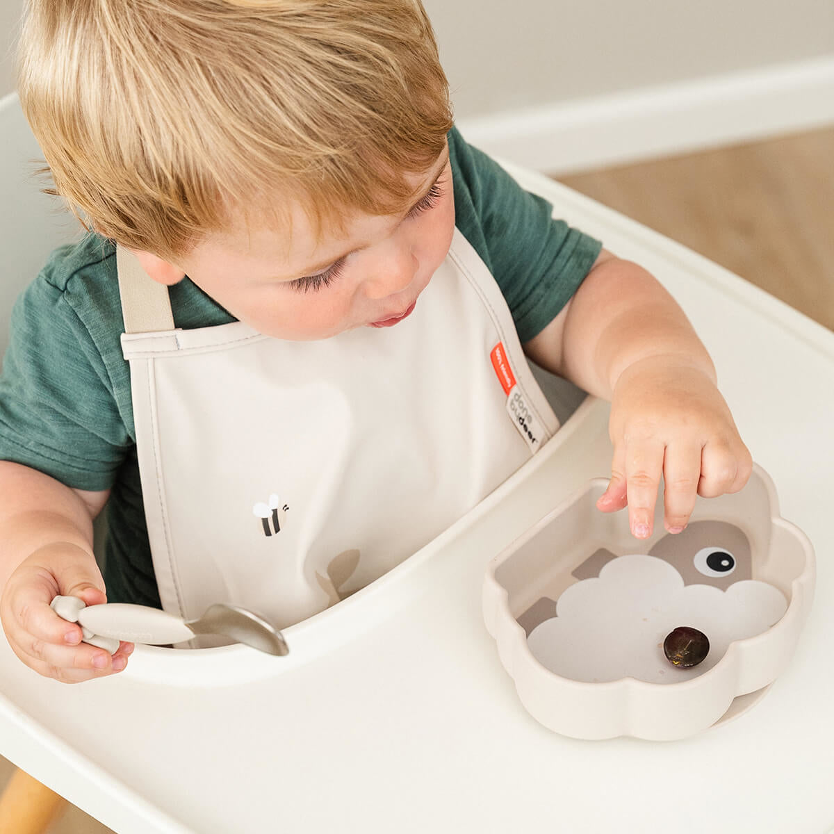 Done by Deer® Pull-over slinček Tiny Farm Sand Done by Deer