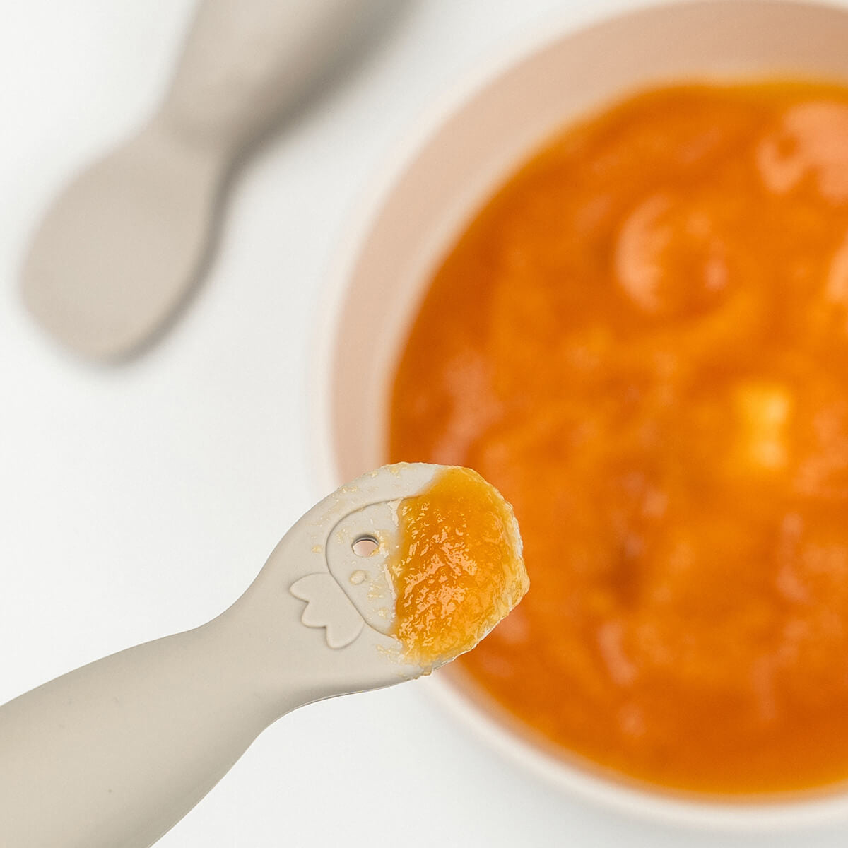 Done by Deer® Set 2 silikonskih žličk Tiny Farm Sand Done by Deer