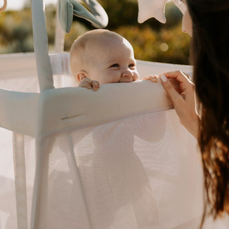 AeroMoov® Prenosna posteljica Confetti Hearts AeroMoov