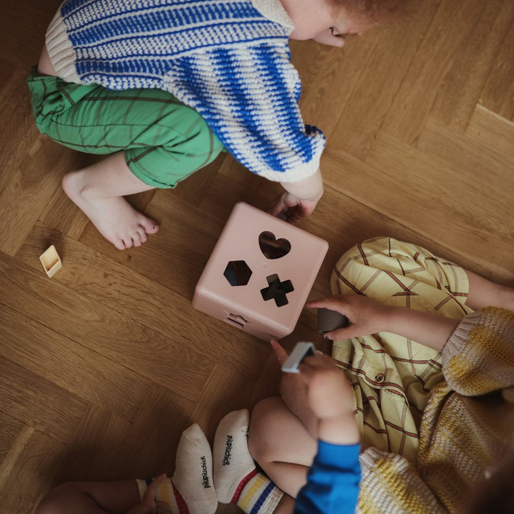 Mushie® Kocka za razvrščanje oblik Petal Mushie