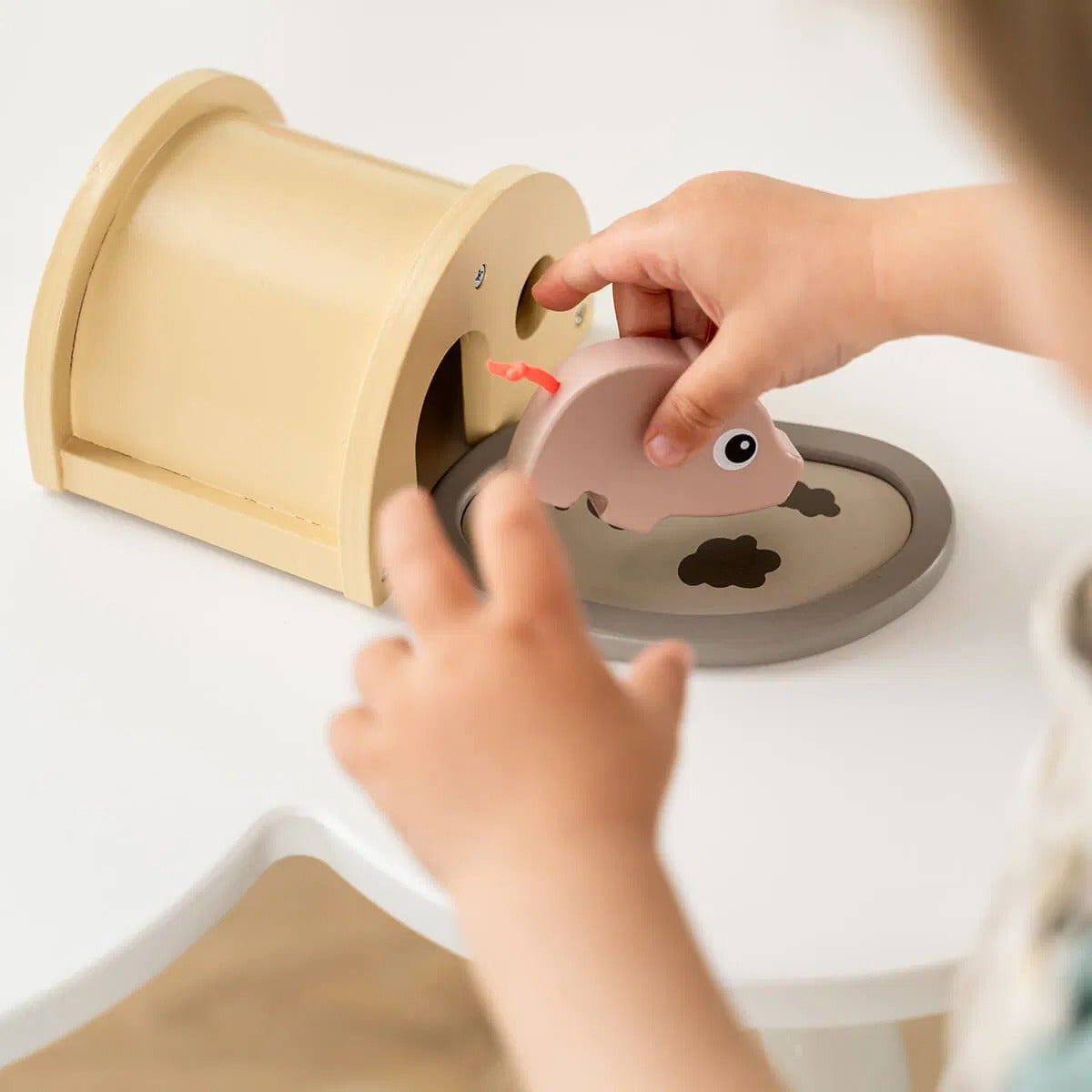 Done by Deer® Leseni hlevček Pigee Done by Deer