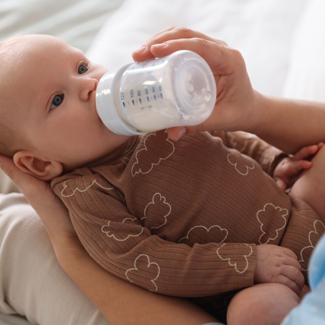 Varnost adaptiranega mleka: kaj morajo starši danes vedeti