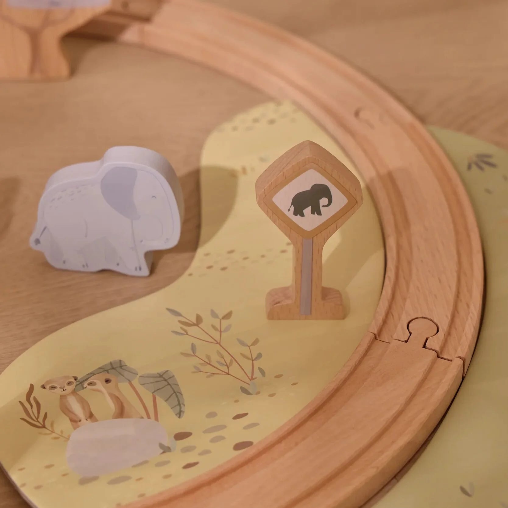 Little Dutch® Pista in legno con treno Safari Friends – slika 6