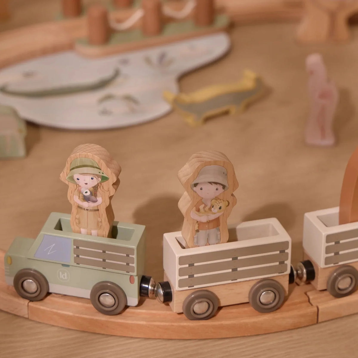Little Dutch® Pista in legno con treno Safari Friends – slika 3