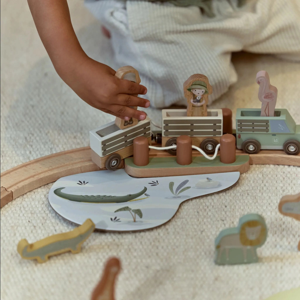 Little Dutch® Pista in legno con treno Safari Friends – slika 4