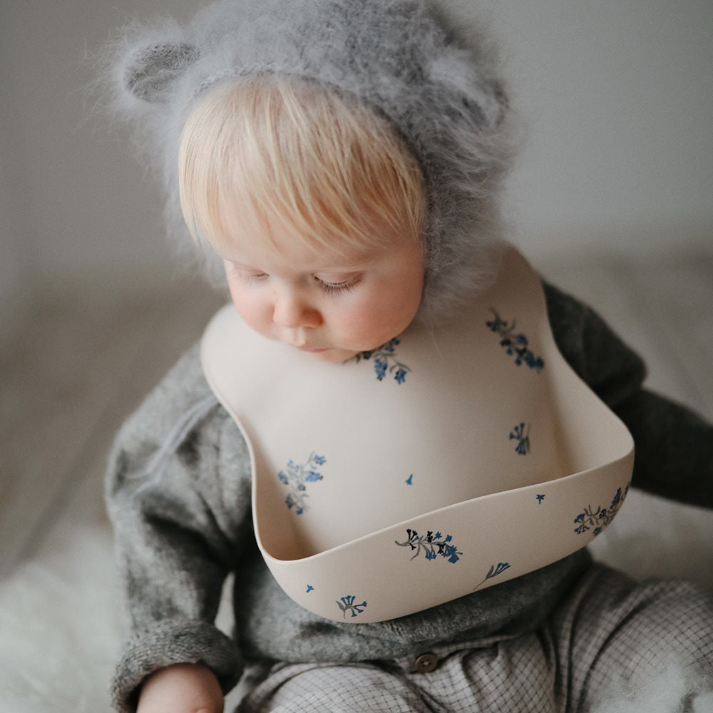 Mushie® Silikonski slinček Lilac Flowers Mushie