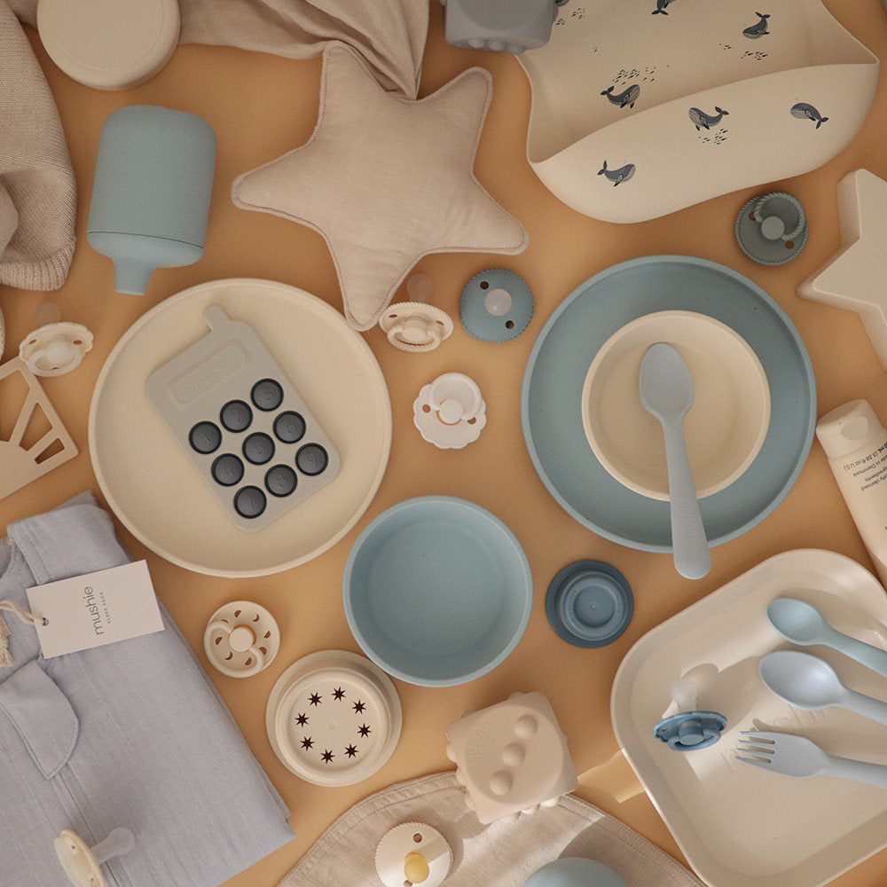 Mushie® Silikonski krožnik z vakumskim dnom Powder Blue Mushie