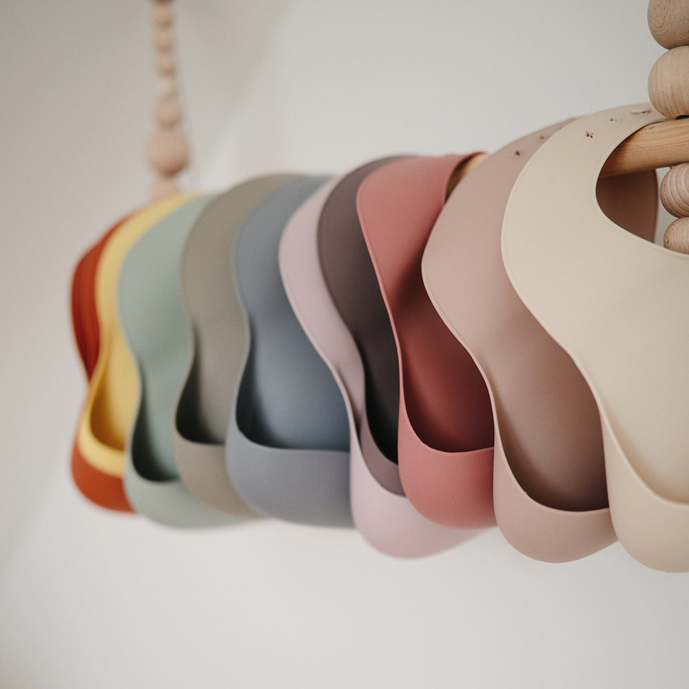 Mushie® Silikonski slinček Cambridge Blue Mushie