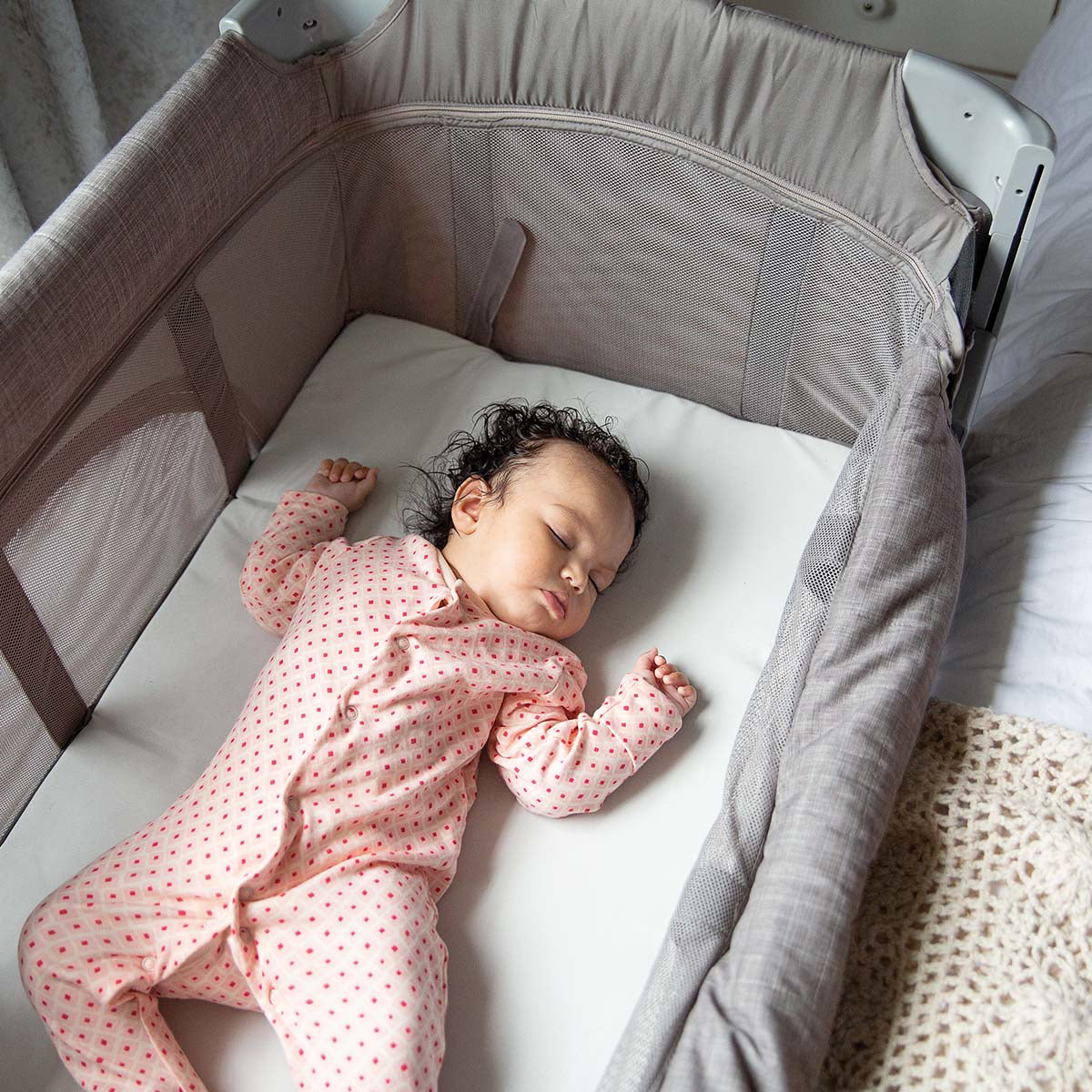 Joie® Prenosna posteljica Kubbie™ Sleep Foggy Grey Joie