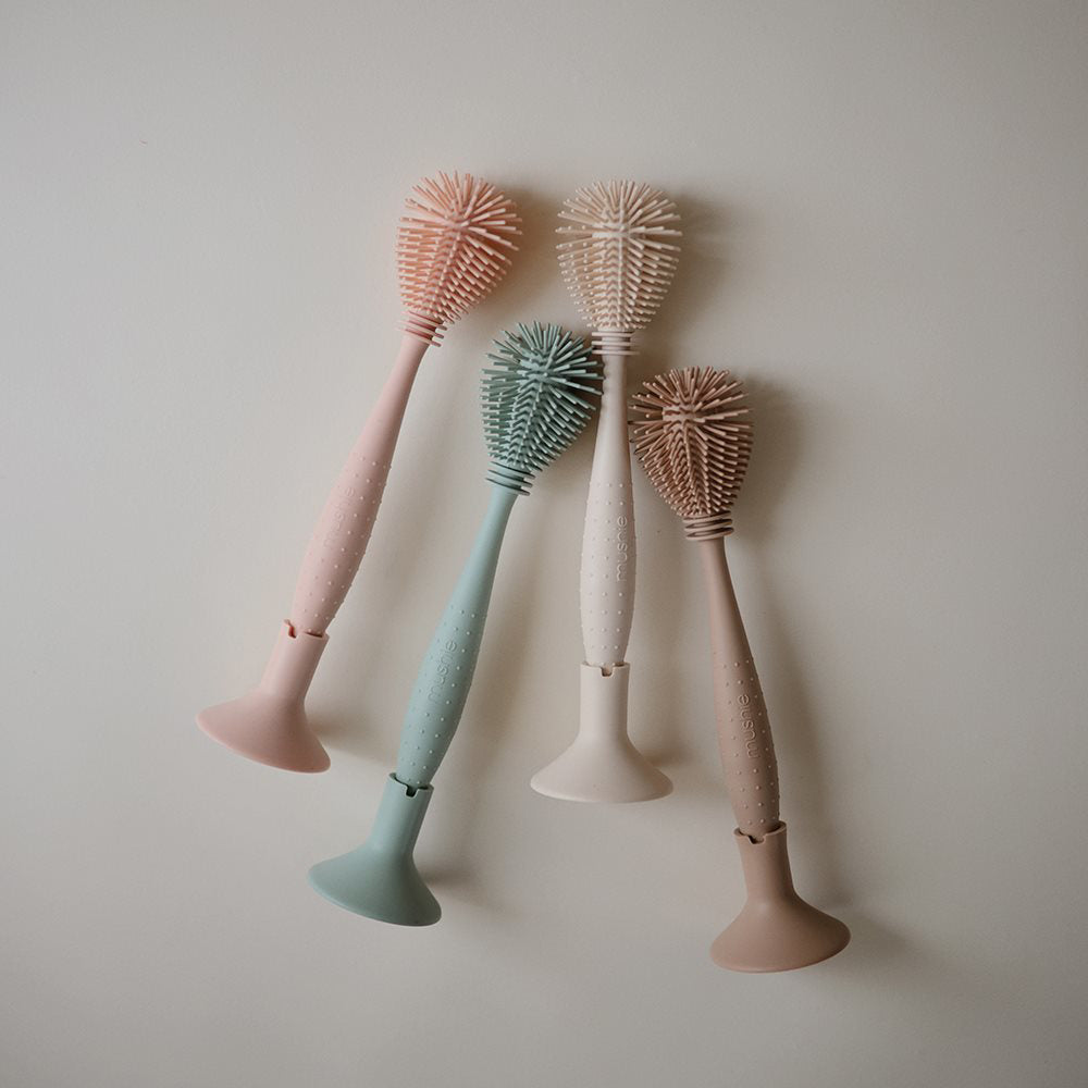 Mushie® Silikonska krtačka za čiščenje Cambridge Blue Mushie