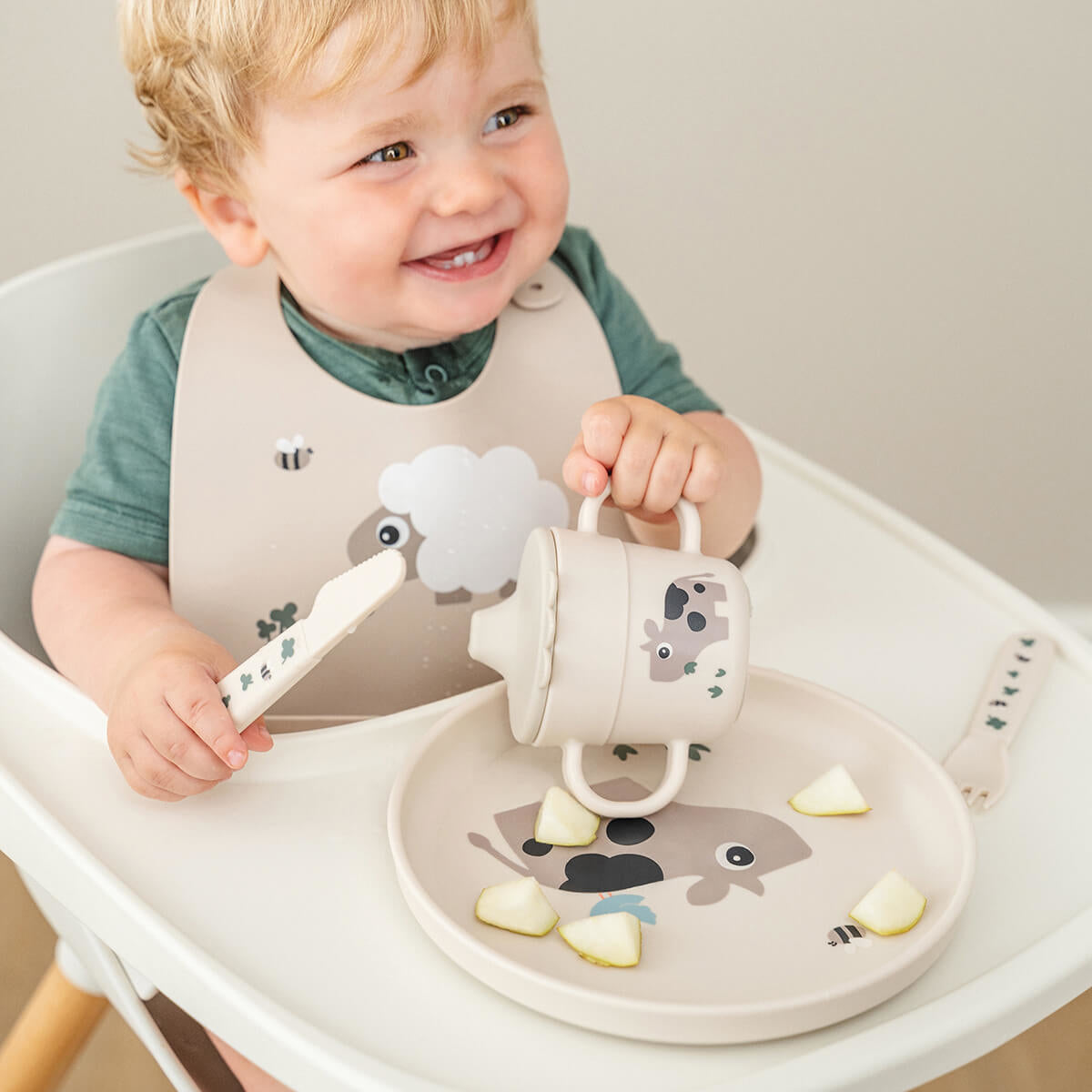 Done by Deer® Otroški krožnik Foodie Tiny Farm Sand Done by Deer