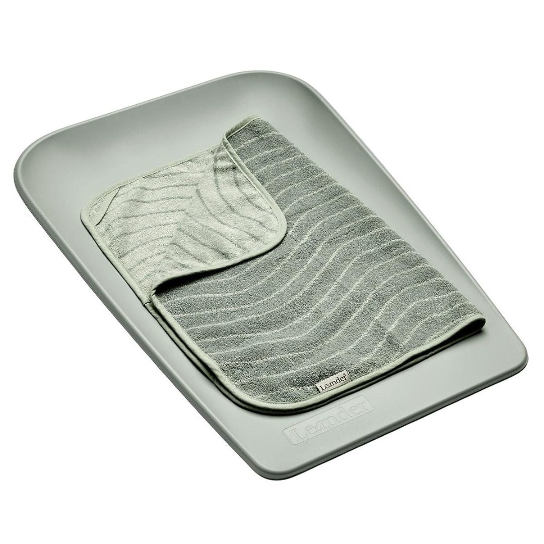 Leander® Previjalna podloga Matty MINI Sage green Leander