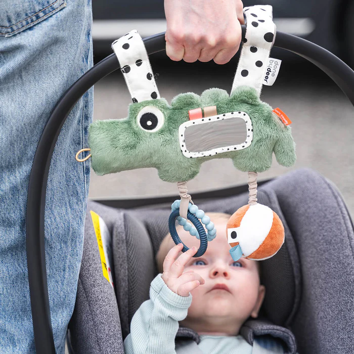 Done by Deer® Viseča aktivnostna igrača Croco Green Done by Deer