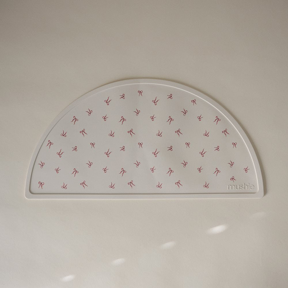 Mushie® Silikonska podloga za hranjenje Bows Mushie