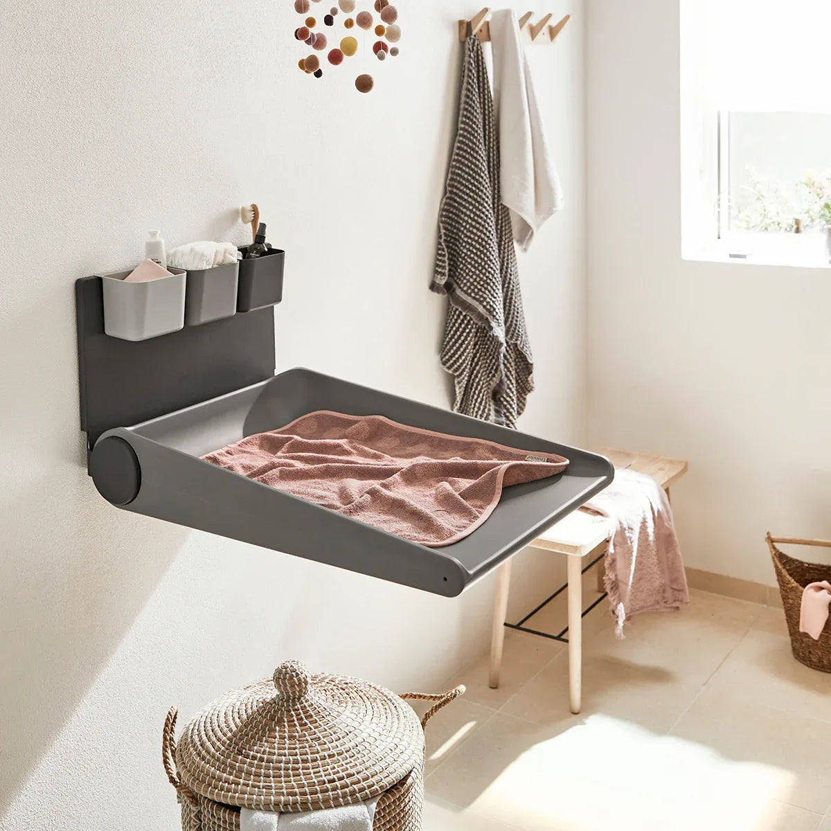 Leander® Stenska previjalna postaja Wally ™ Dusty Grey Leander