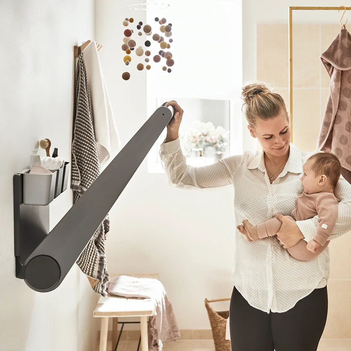 Leander® Stenska previjalna postaja Wally ™ Dusty Grey Leander