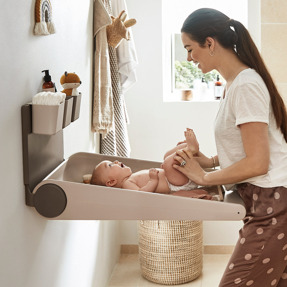 Leander® Stenska previjalna postaja Wally ™ Cappucino Leander