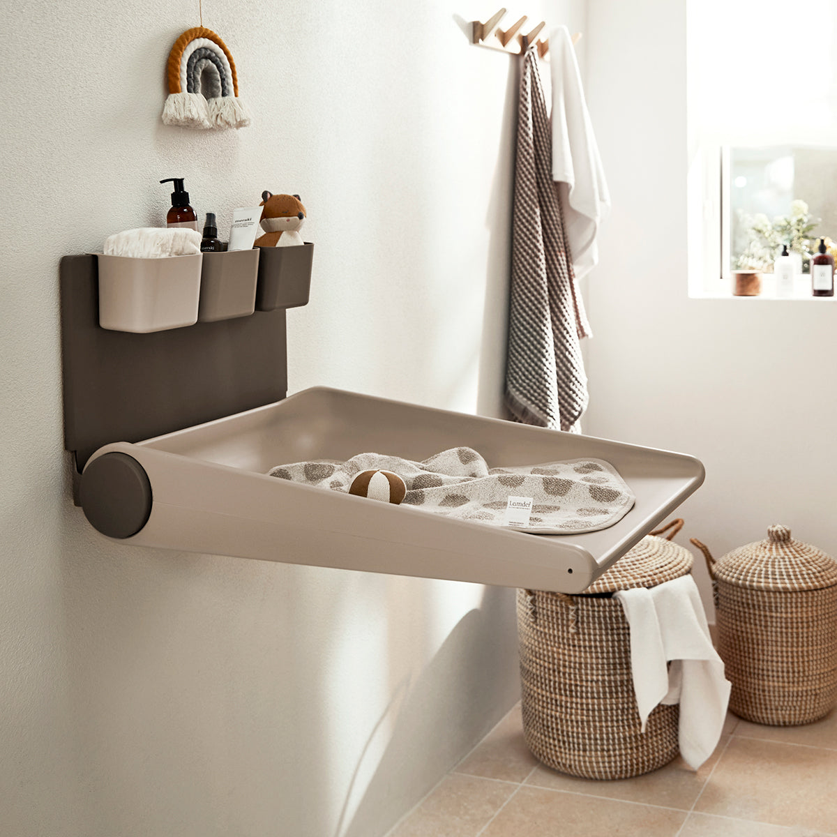 Leander® Stenska previjalna postaja Wally ™ Cappucino Leander