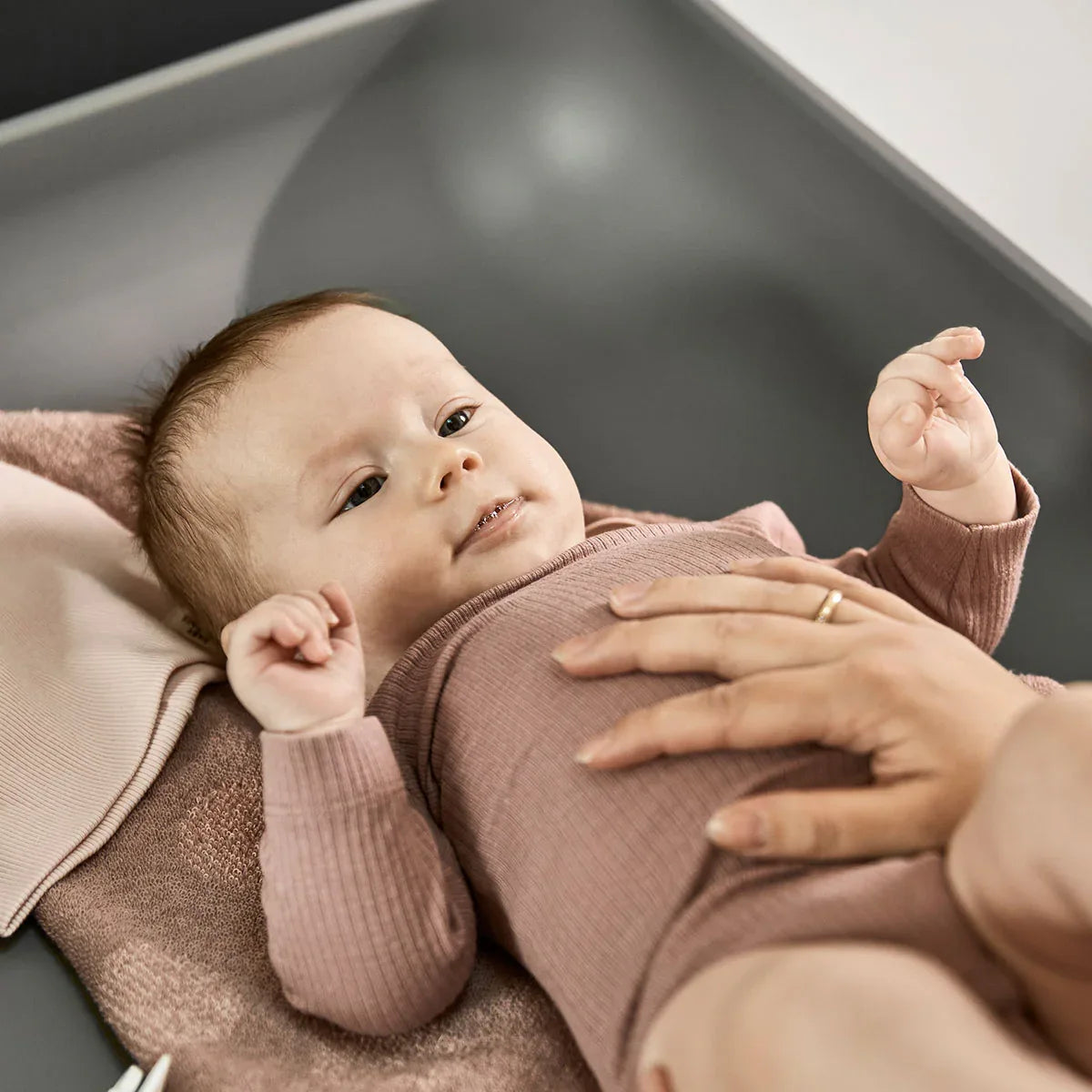 Leander® Stenska previjalna postaja Wally ™ Dusty Grey Leander