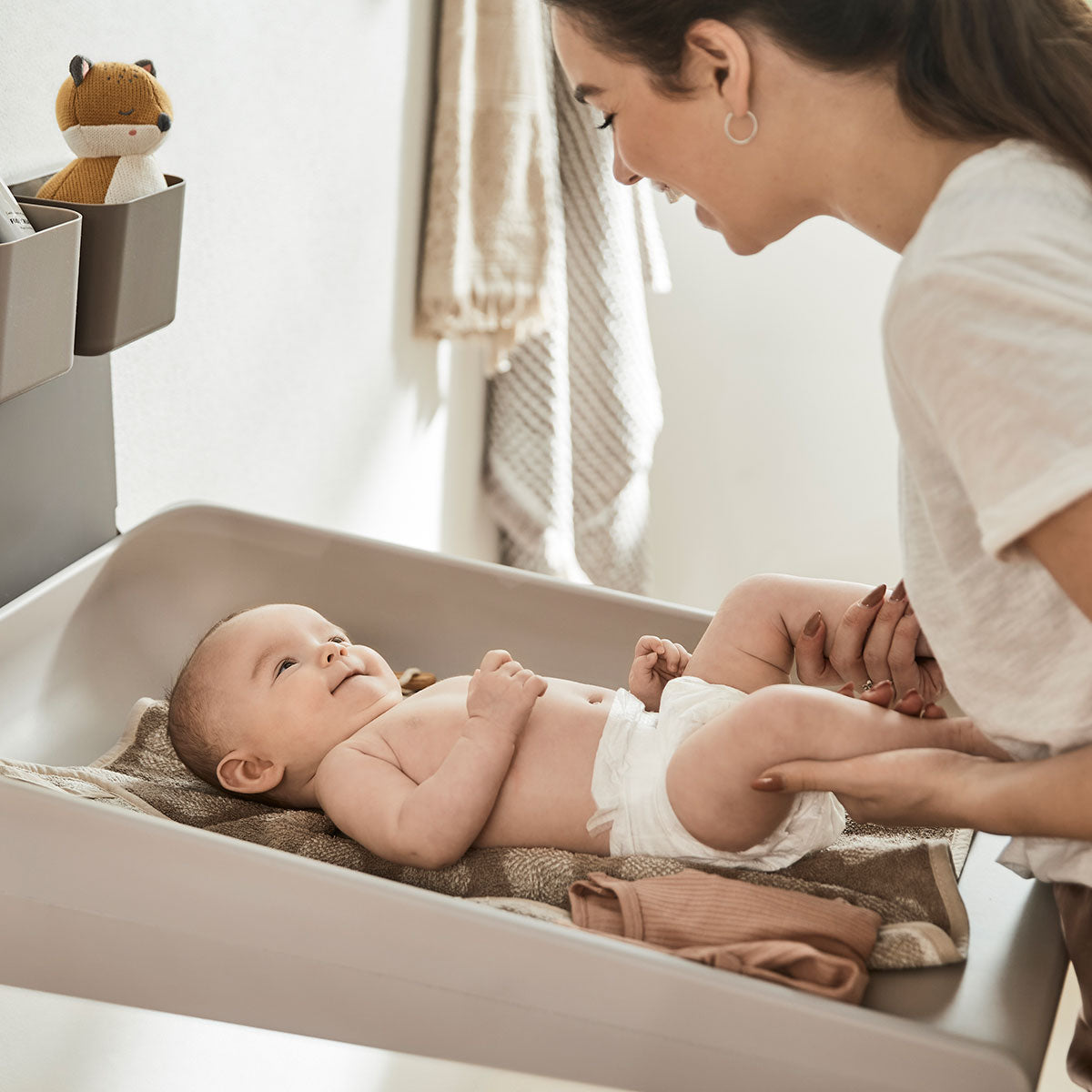 Leander® Stenska previjalna postaja Wally ™ Cappucino Leander