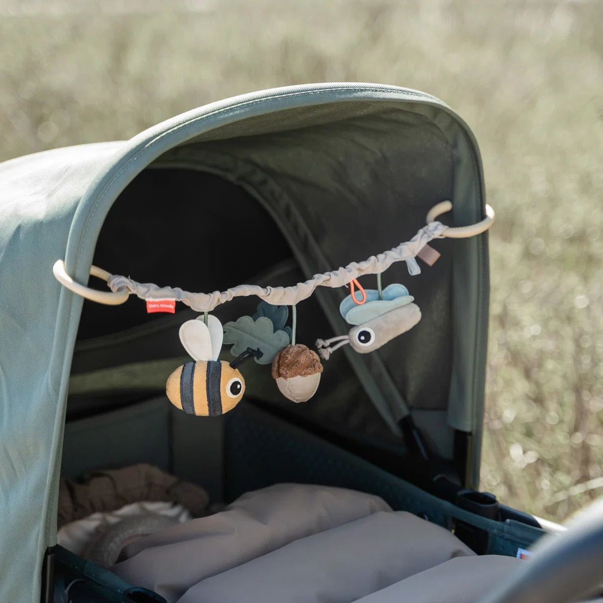 Done by Deer® Pram toy Tiny trails Sand – slika 6