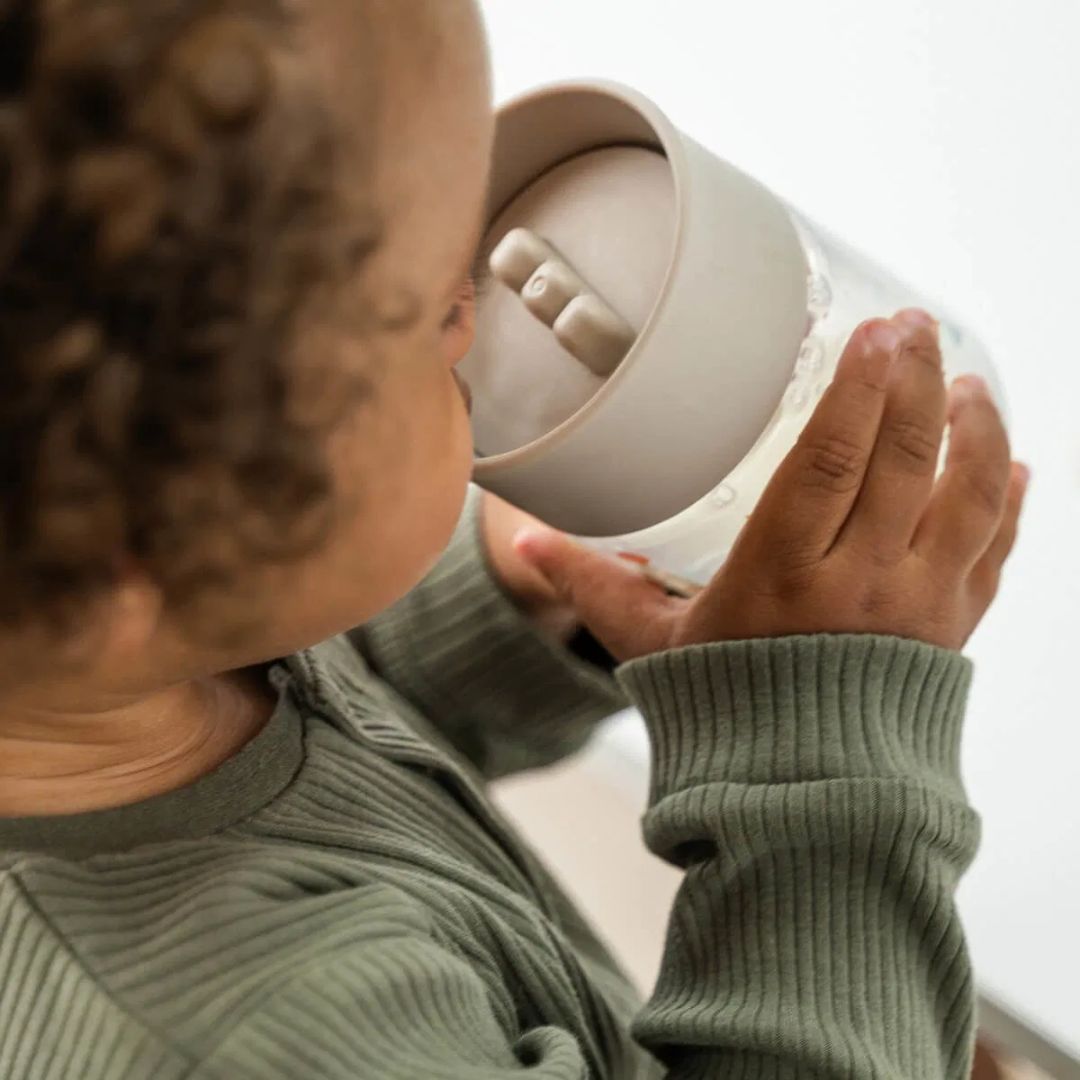 Done by Deer® Lonček za učenje pitja 360° Celebration Sand Done by Deer