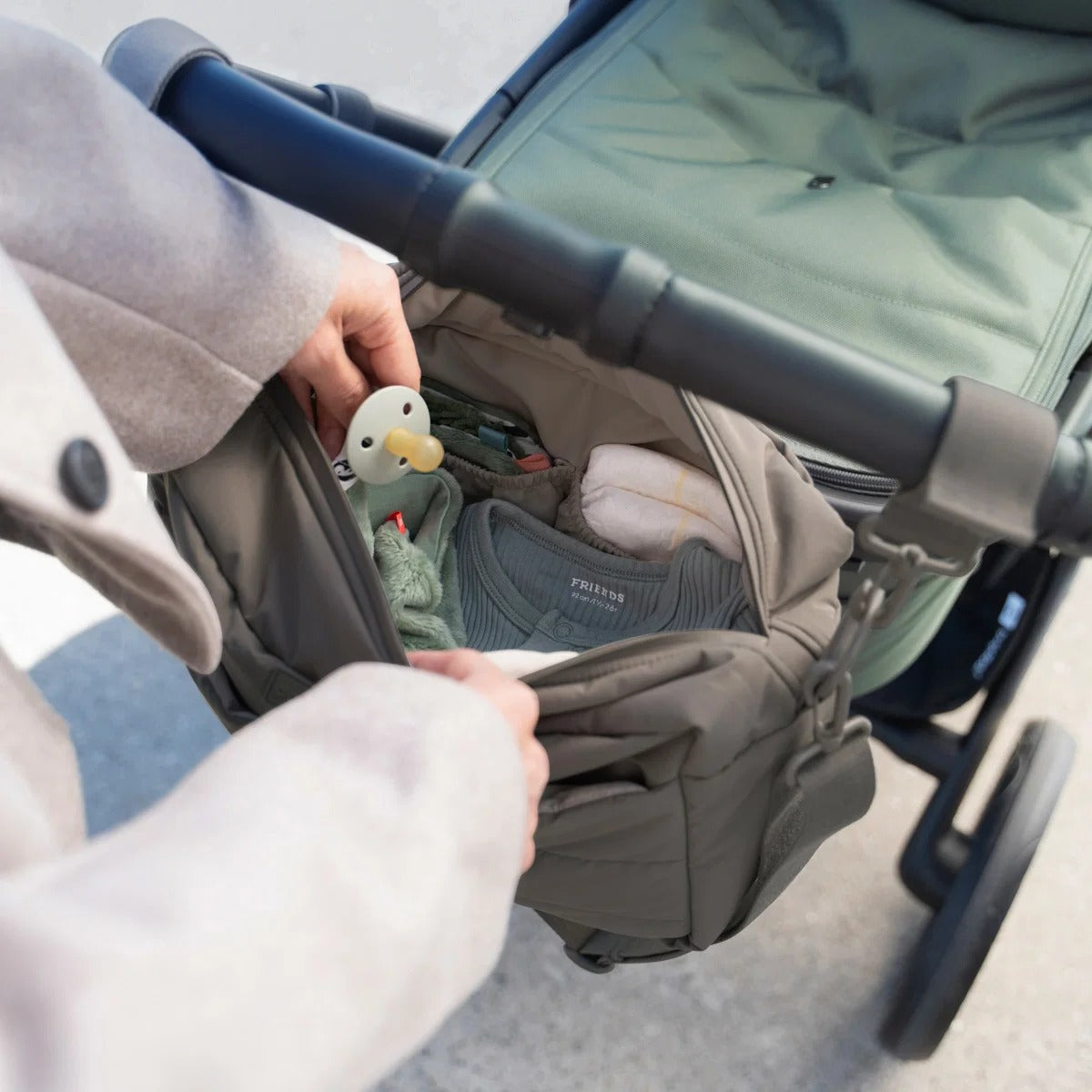 Done by Deer® Sac matelassé pour poussette Taupe – slika 6