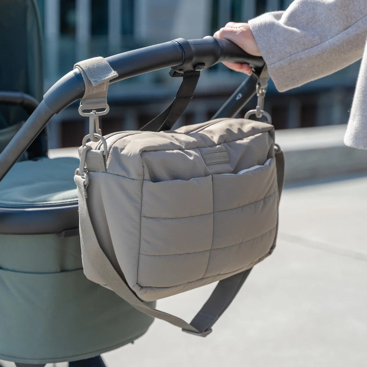 Done by Deer® Sac matelassé pour poussette Taupe – slika 7