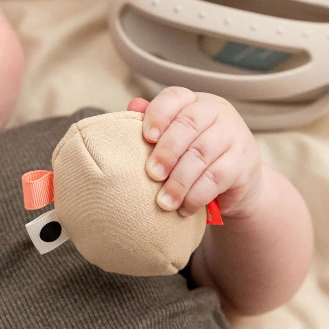 Done by Deer® Senzorično grizalo Clucky Sand Done by Deer