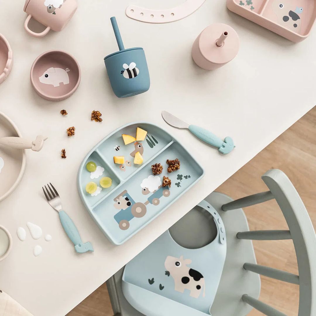 Done by Deer® Silikonski lonček s slamico Tiny farm Blue 2 kosa Done by Deer