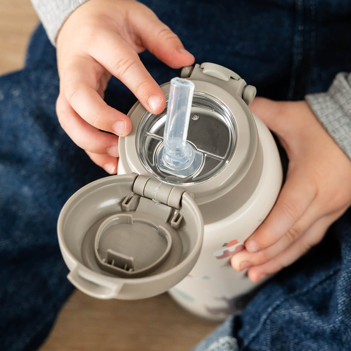 Done by Deer® Termo steklenička s slamico 340 ml Celebration Sand Done by Deer