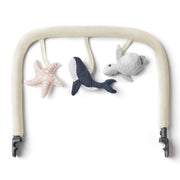 Ergobaby® Evolve Lok con giocattoli Ocean Wonders Cream