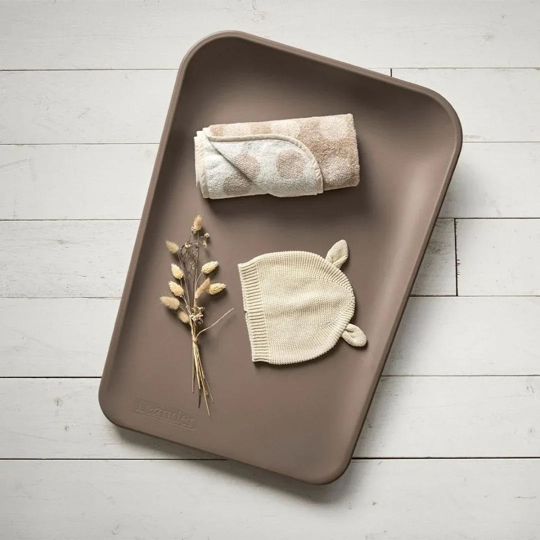 Leander® Previjalna podloga Matty™ Mocca Leander