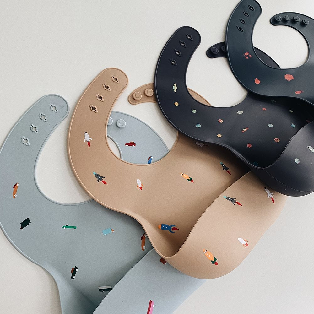 Mushie® Silikonski slinček Retro Cars Mushie