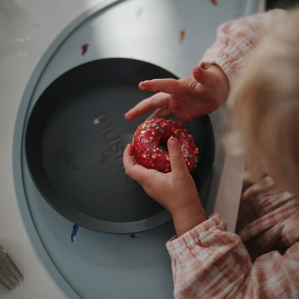 Mushie® Silikonska podloga za hranjenje Retro Cars Mushie