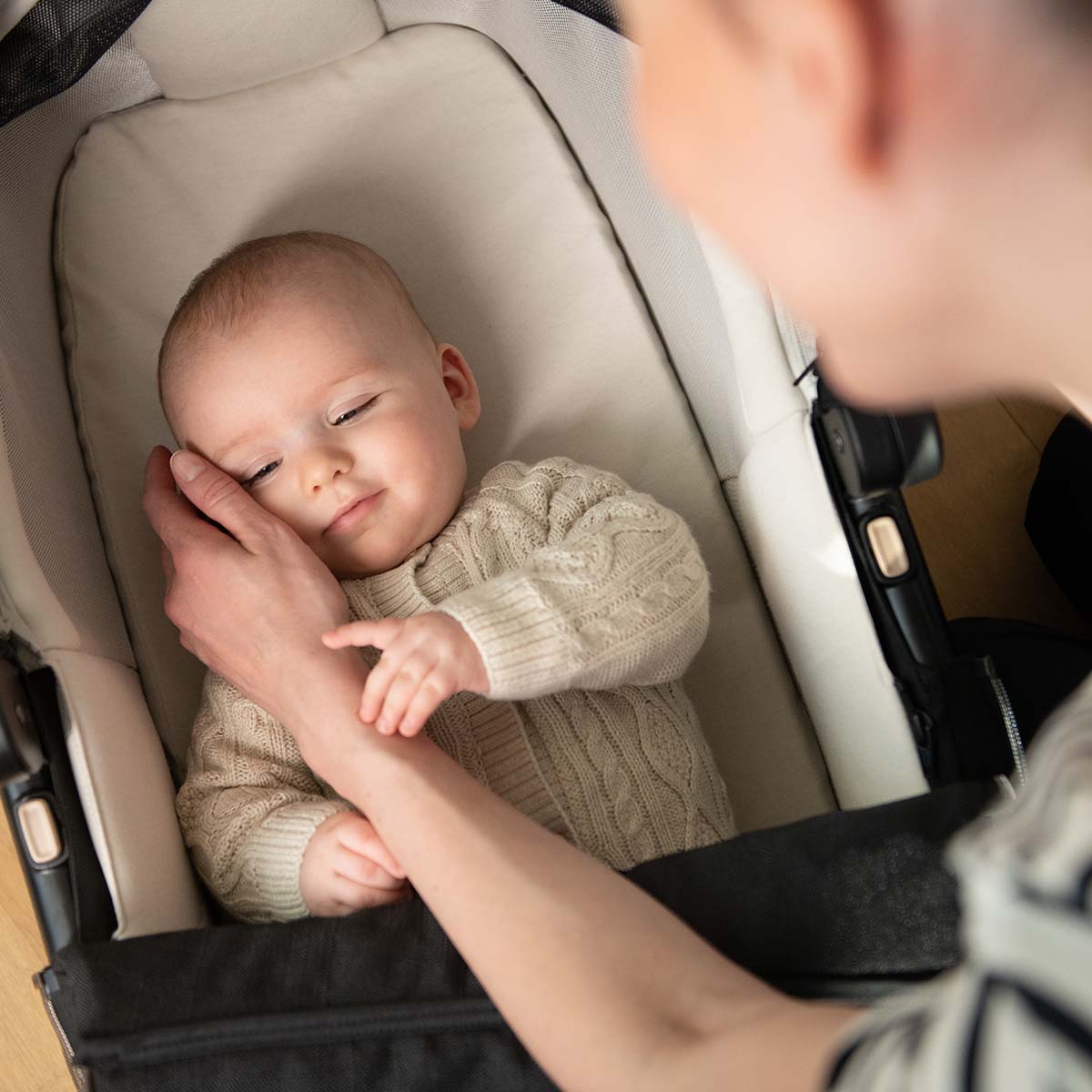 Nuna® Otroški voziček 4v1 Triv™ Next + Lytl™ + Arra™ Flex Pistachio + Isofix baza Next Nuna