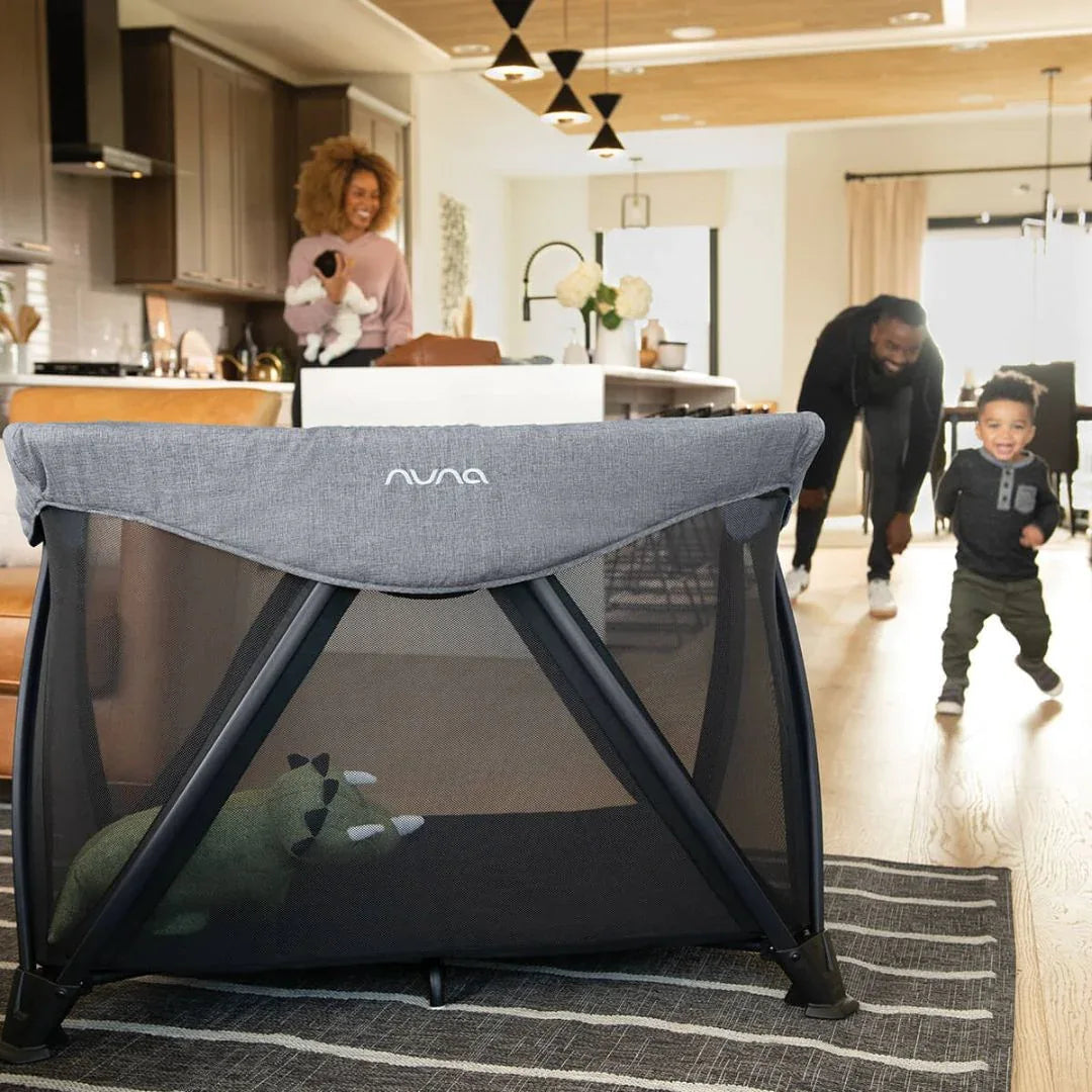 Nuna® Prenosna posteljica Sena™ Aire + rjuha Frost Nuna