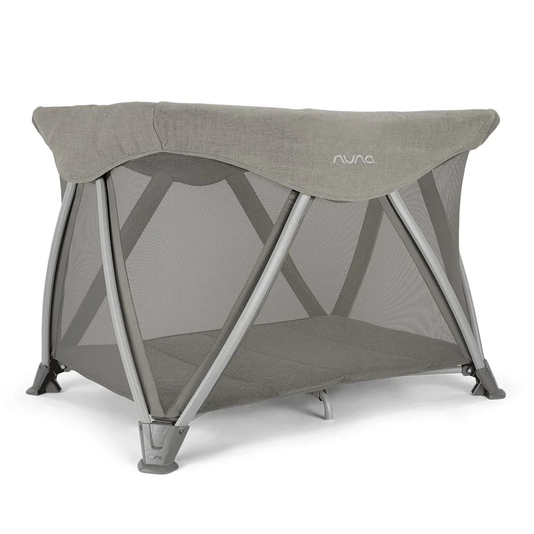 Nuna® Prenosna posteljica Sena™ Aire + rjuha Frost Nuna
