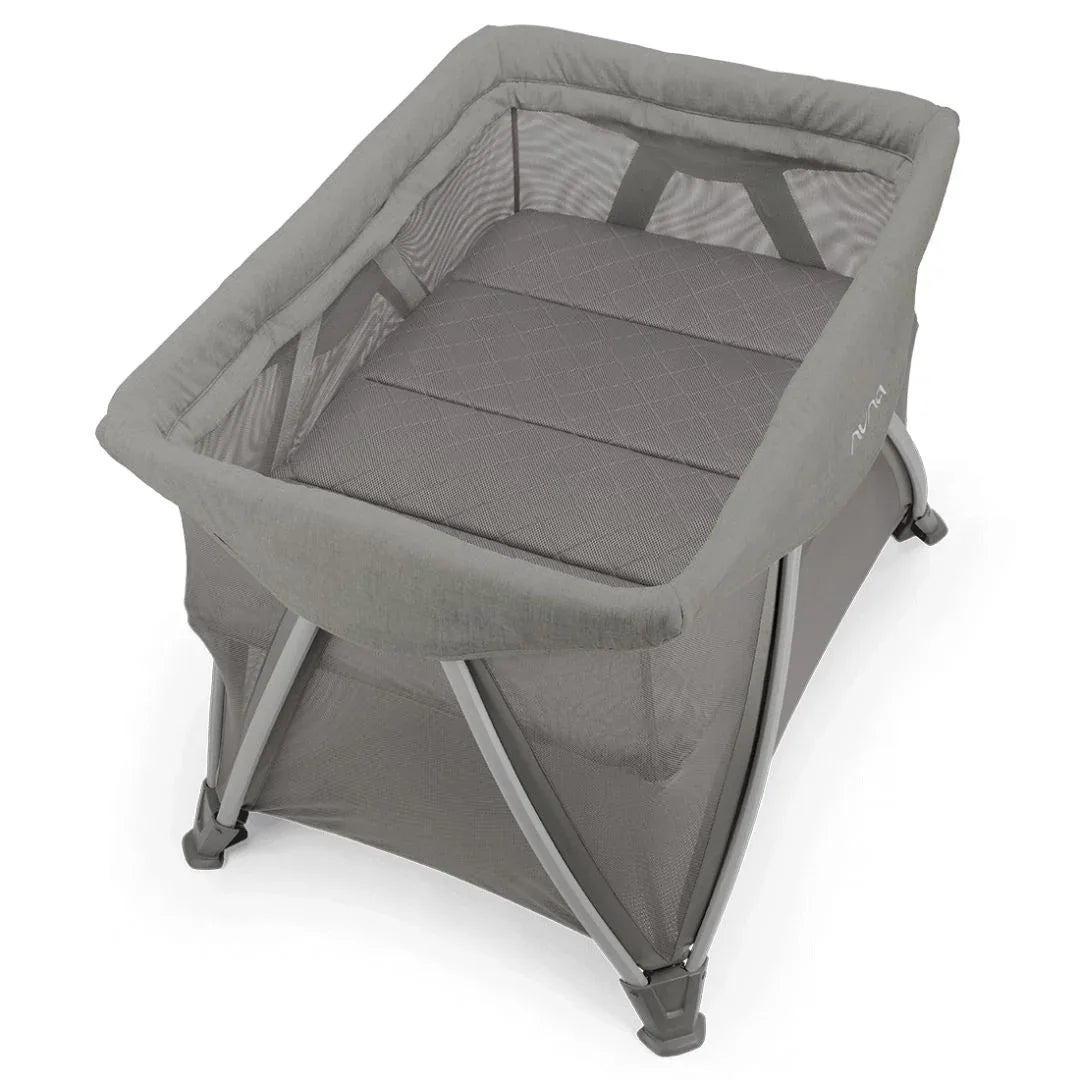 Nuna® Prenosna posteljica Sena™ Aire + rjuha Frost Nuna