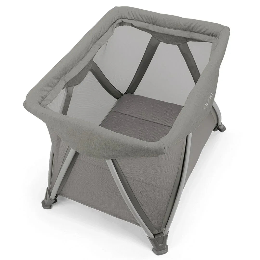 Nuna® Prenosna posteljica Sena™ Aire + rjuha Frost Nuna