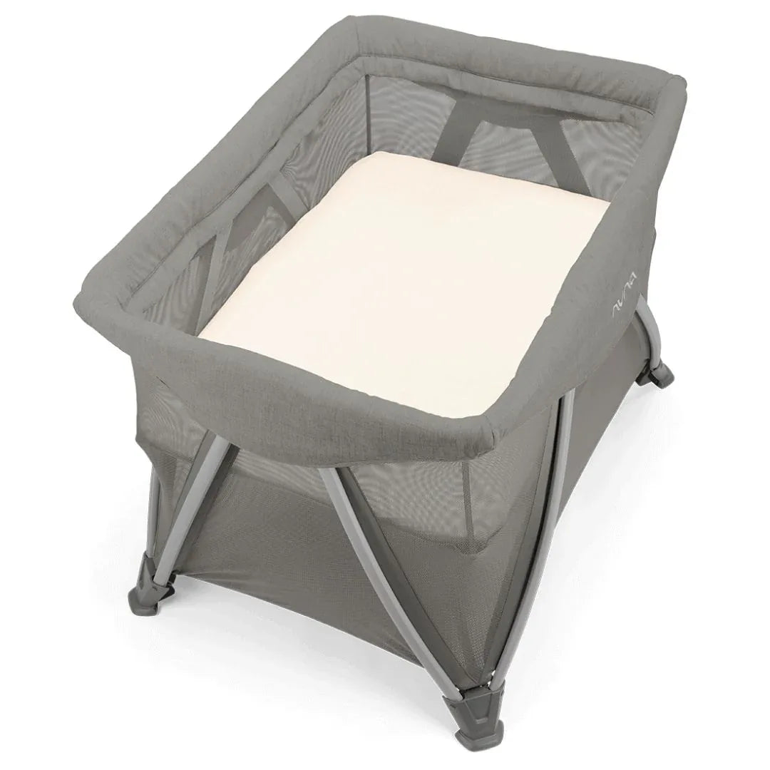 Nuna® Prenosna posteljica Sena™ Aire + rjuha Frost Nuna